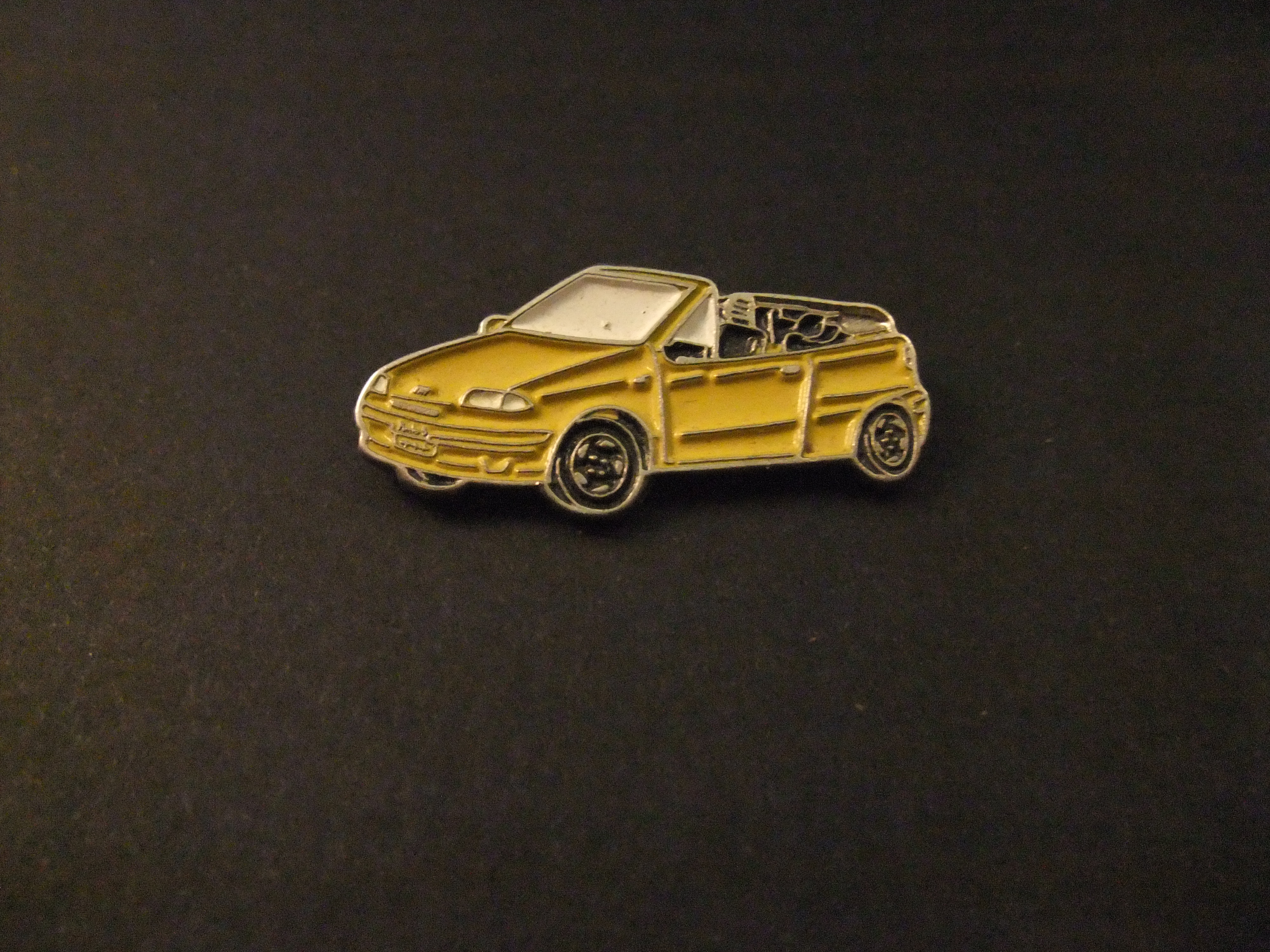 Fiat Punto cabriolet geel model,